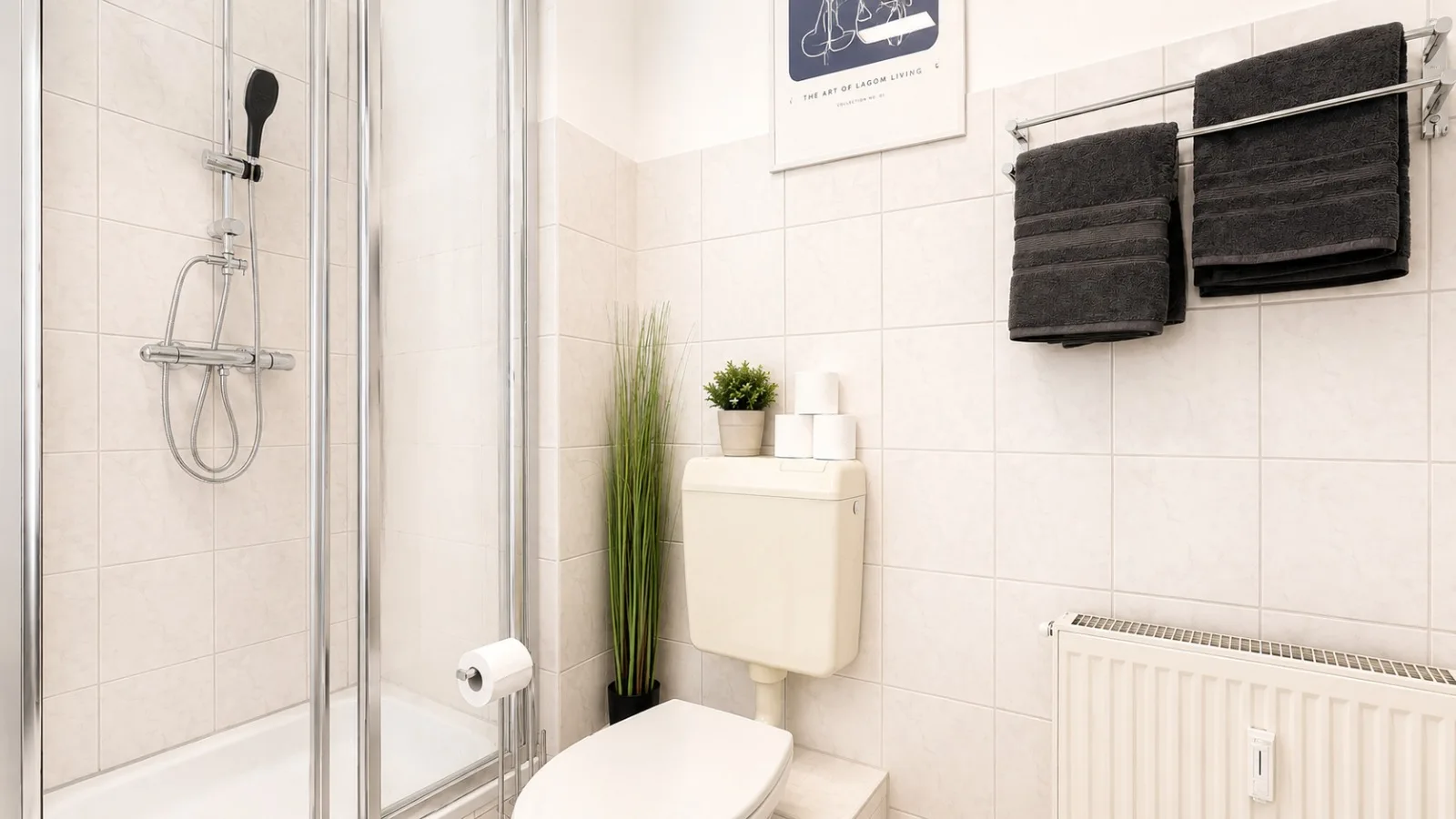 Duschkabine mit Handtuchhalter und WC