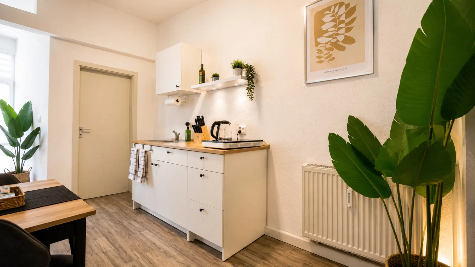 Küchenzeile mit Arbeitsfläche aus Holz und Oberschrank