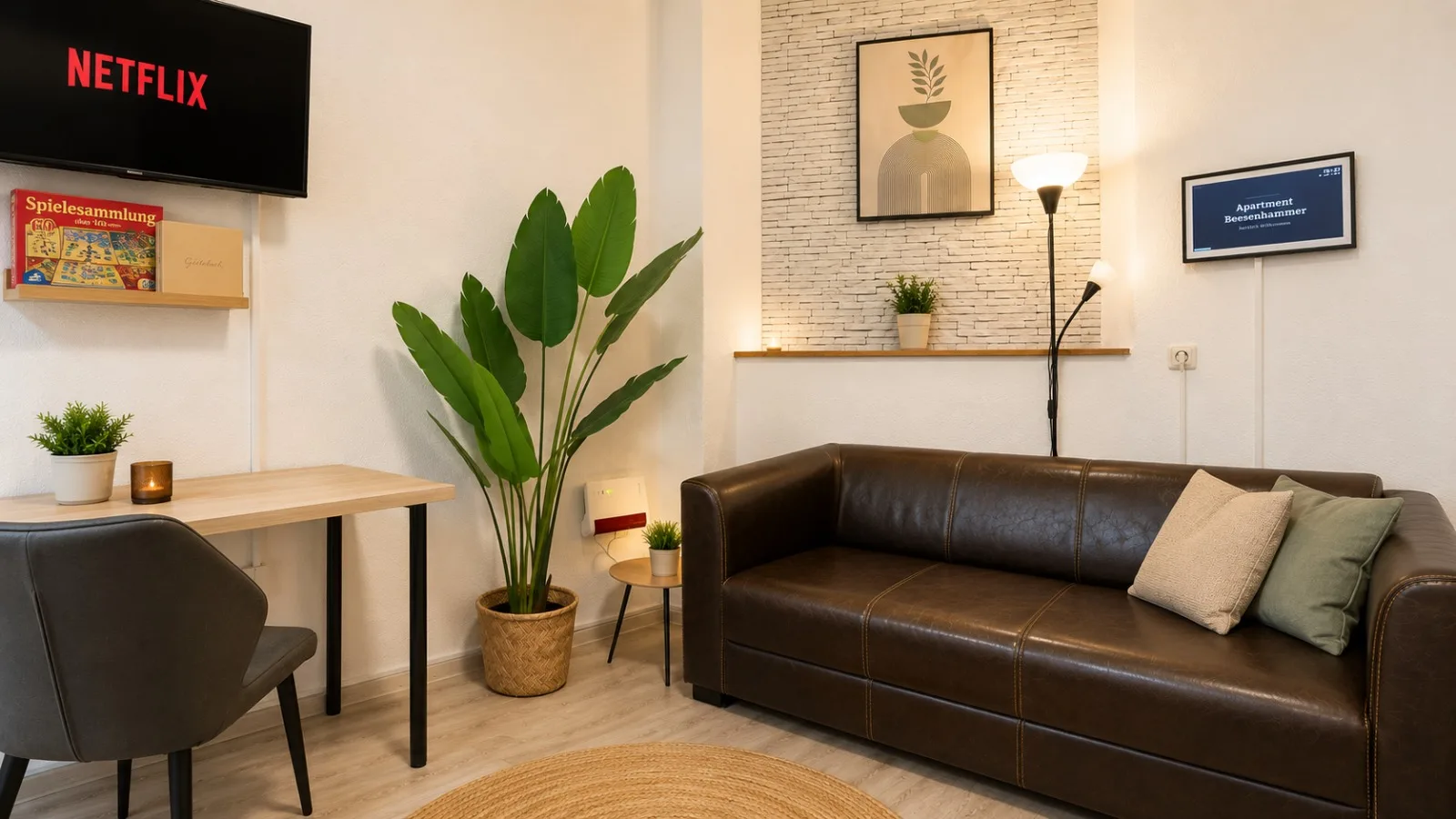 Sitzbereich mit Ledersofa, Stehlampe und Zimmerpflanze